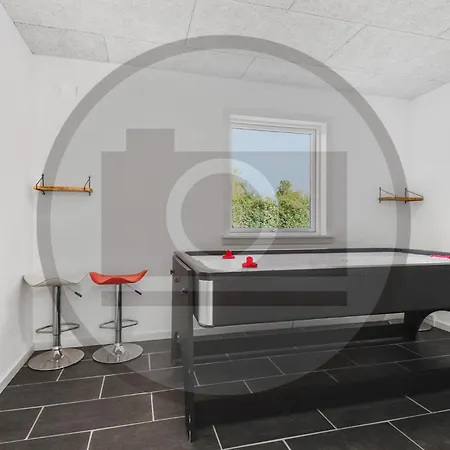 5 Bedroom Amazing In Casa de Férias
