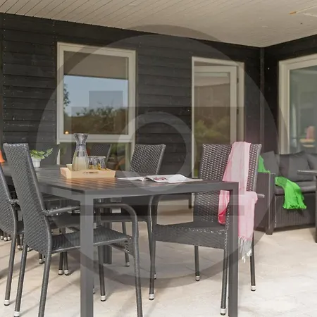 5 Bedroom Amazing In Glesborg